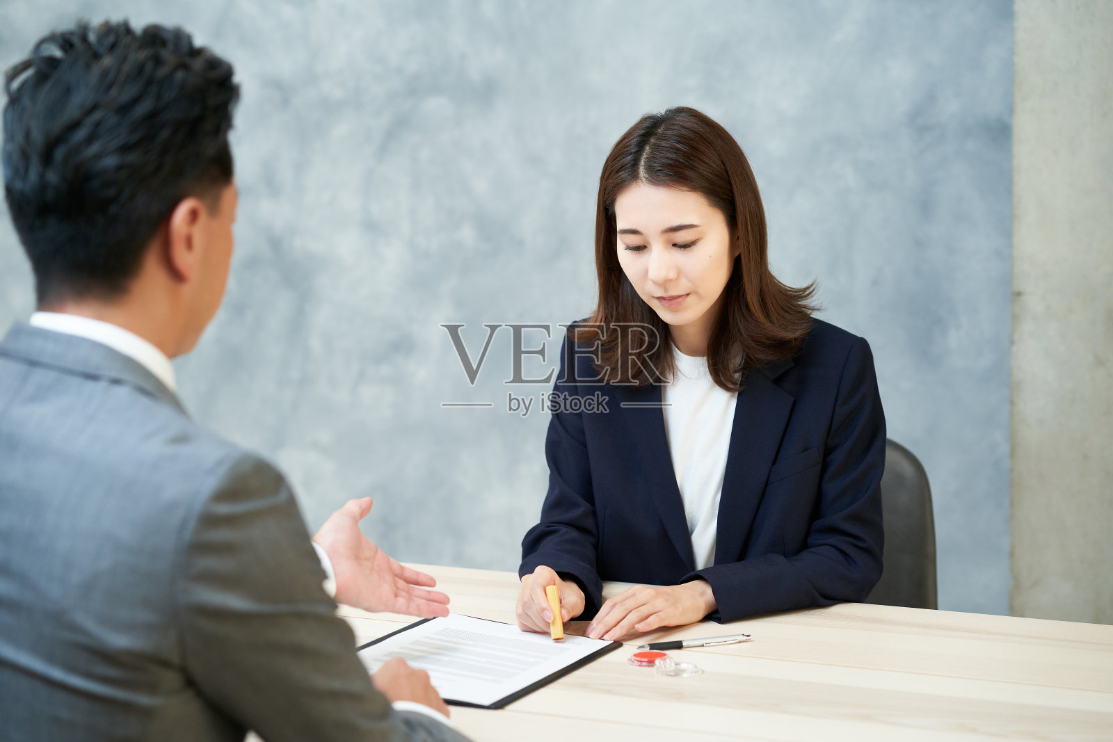 在文件上用图章作为签名的女人照片摄影图片