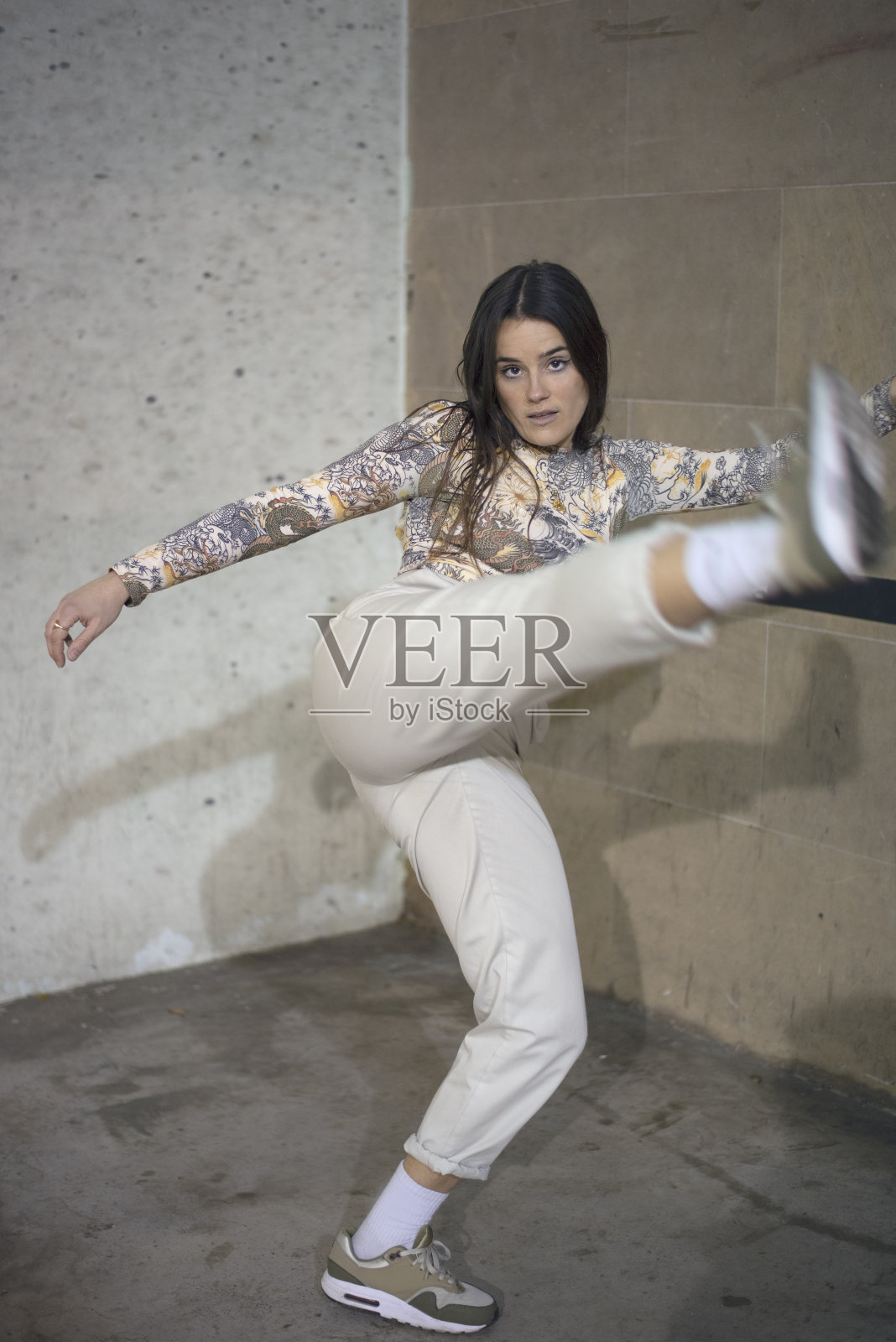 一幅年轻女子自暴自弃的画像照片摄影图片