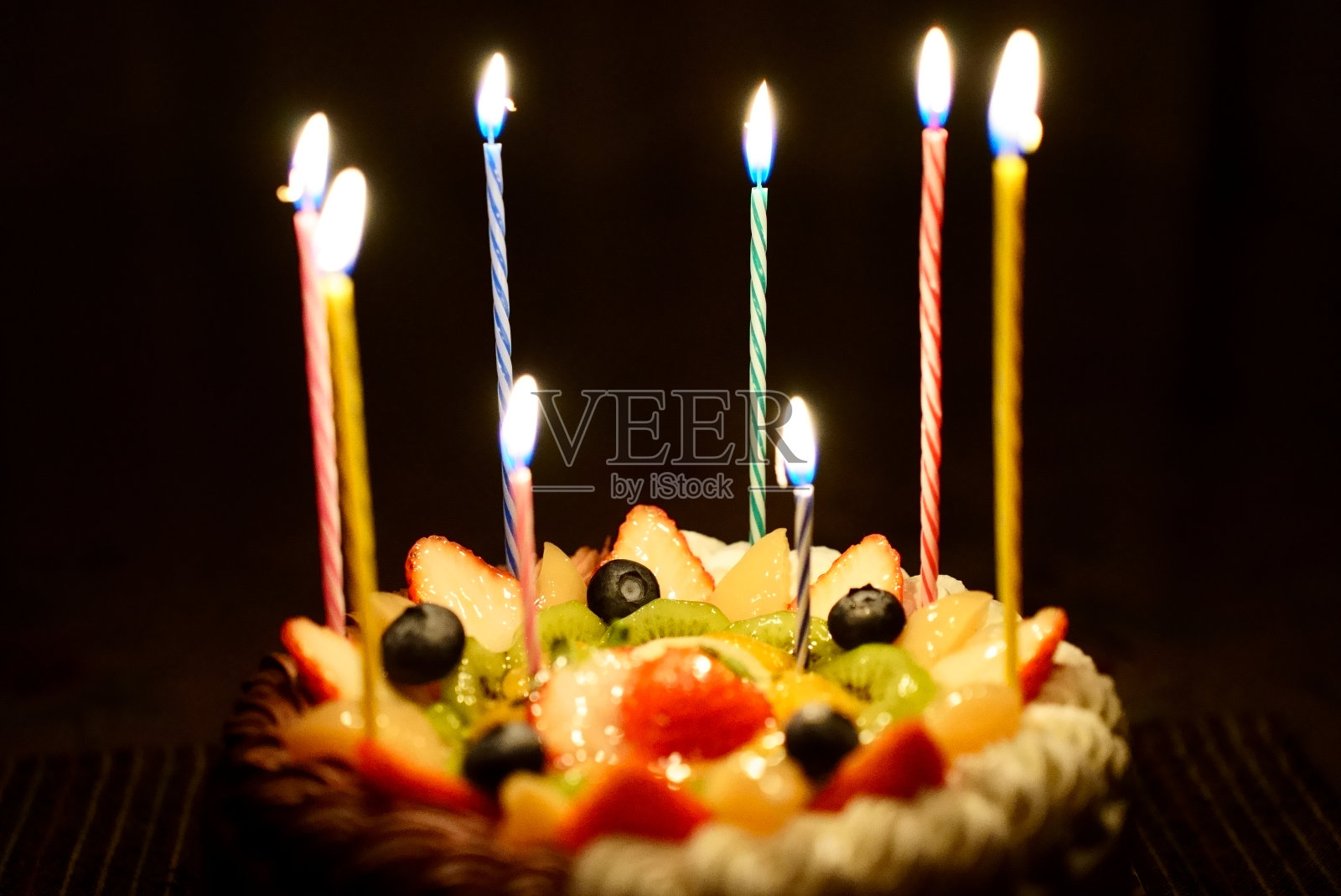 配有美味水果的庆祝蛋糕照片摄影图片