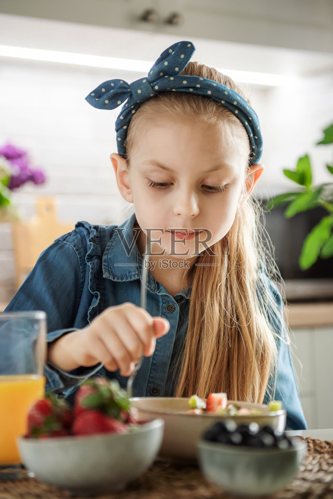 可爱的小女孩吃水果沙拉照片摄影图片