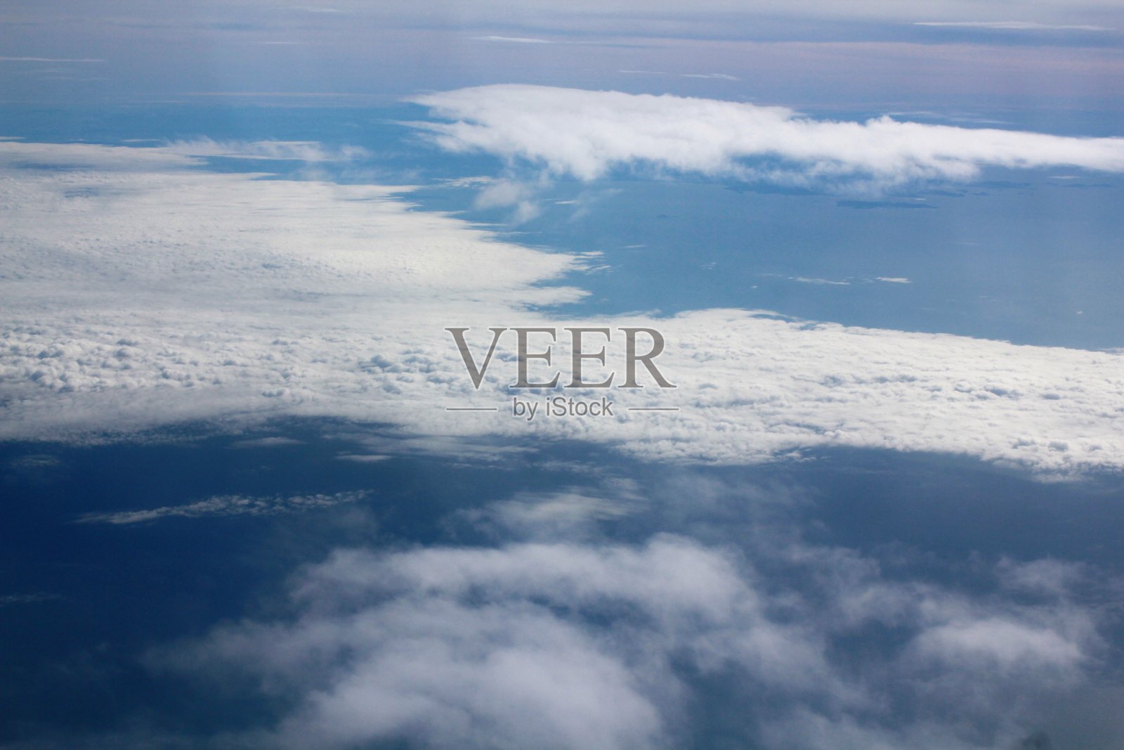 天空从飞机窗口拍摄照片摄影图片