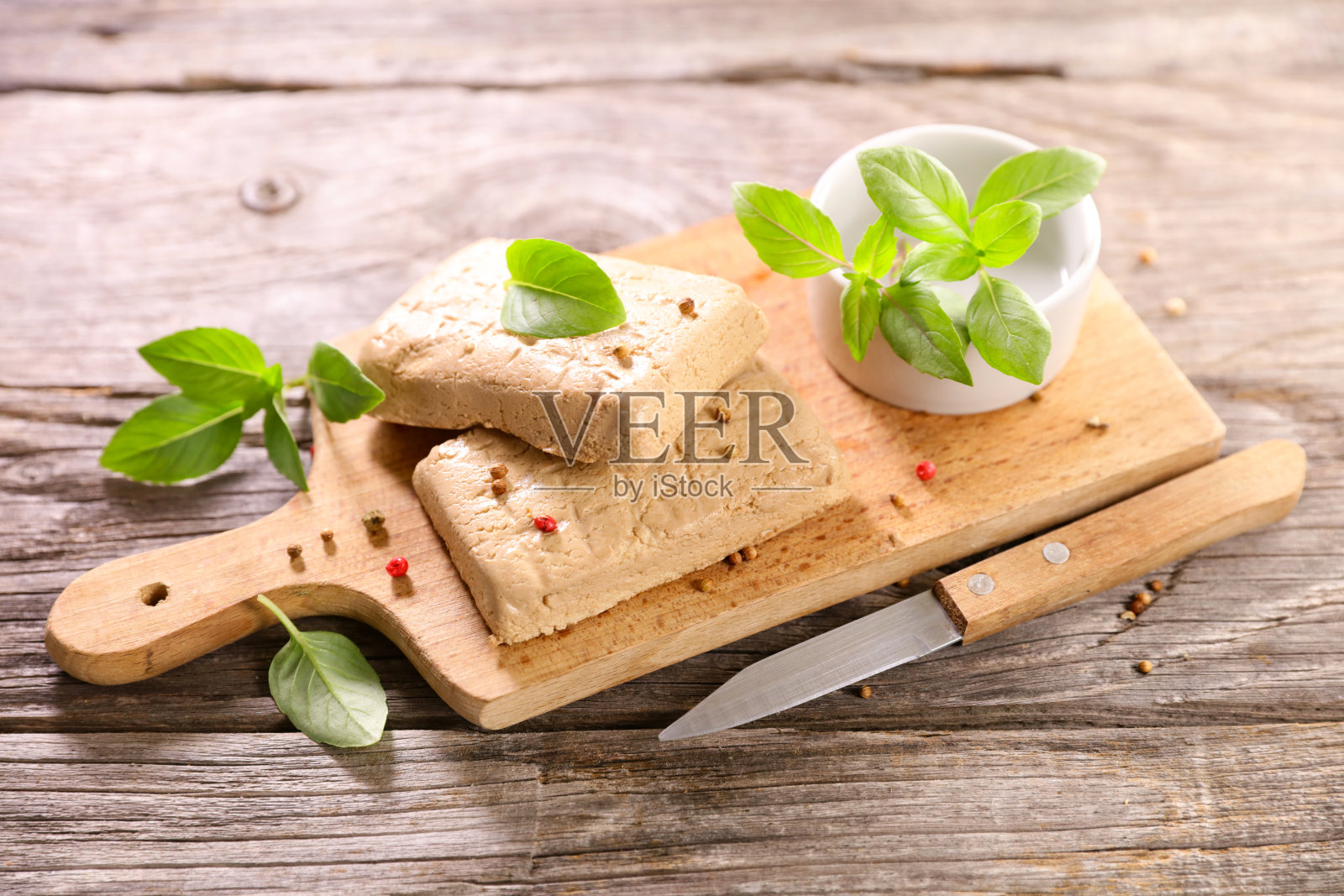 木板上的新鲜豆腐照片摄影图片