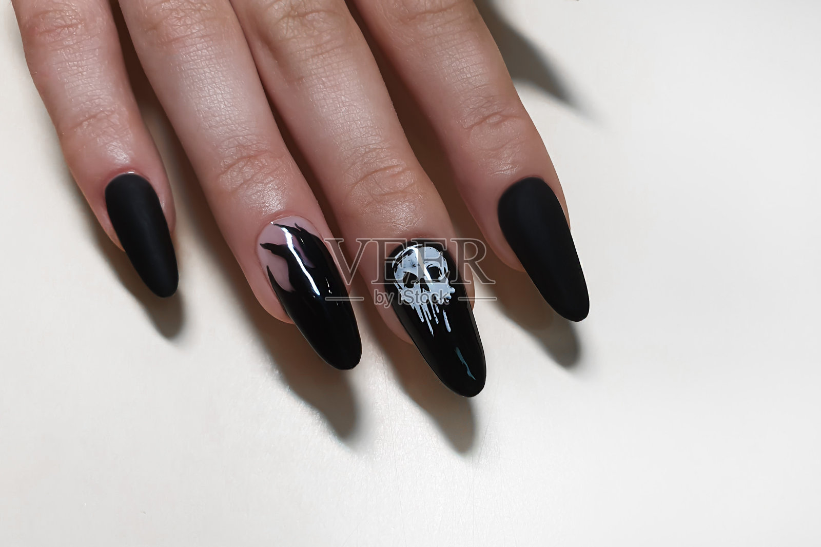 凝胶指尖指甲延伸的步骤说明。修指甲，手放在前景。照片摄影图片