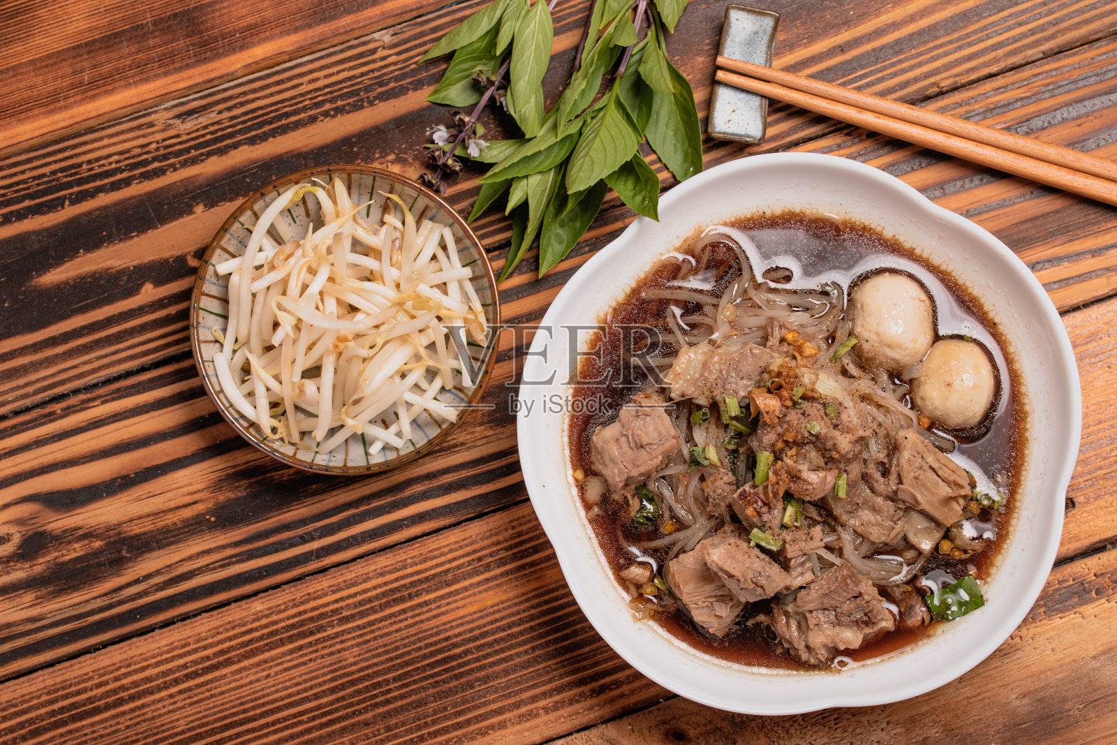 蔬菜红烧肉面。还有泰国汤肉丸照片摄影图片