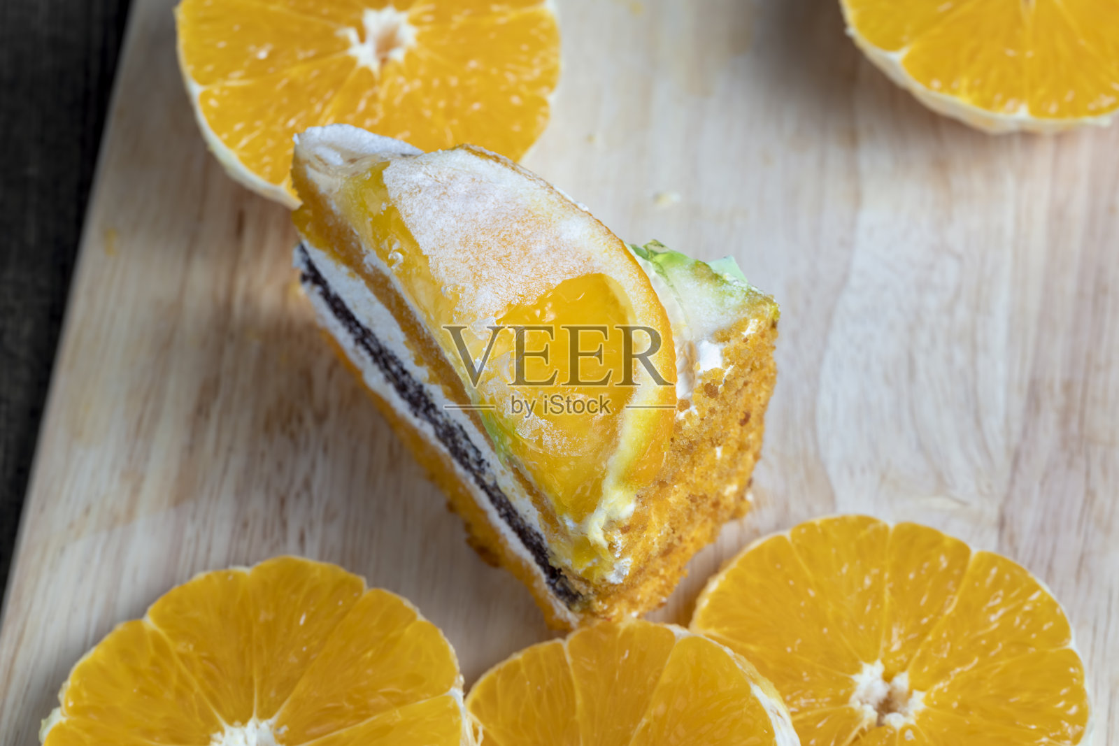 切片新鲜橙子和一片橙子甜点照片摄影图片