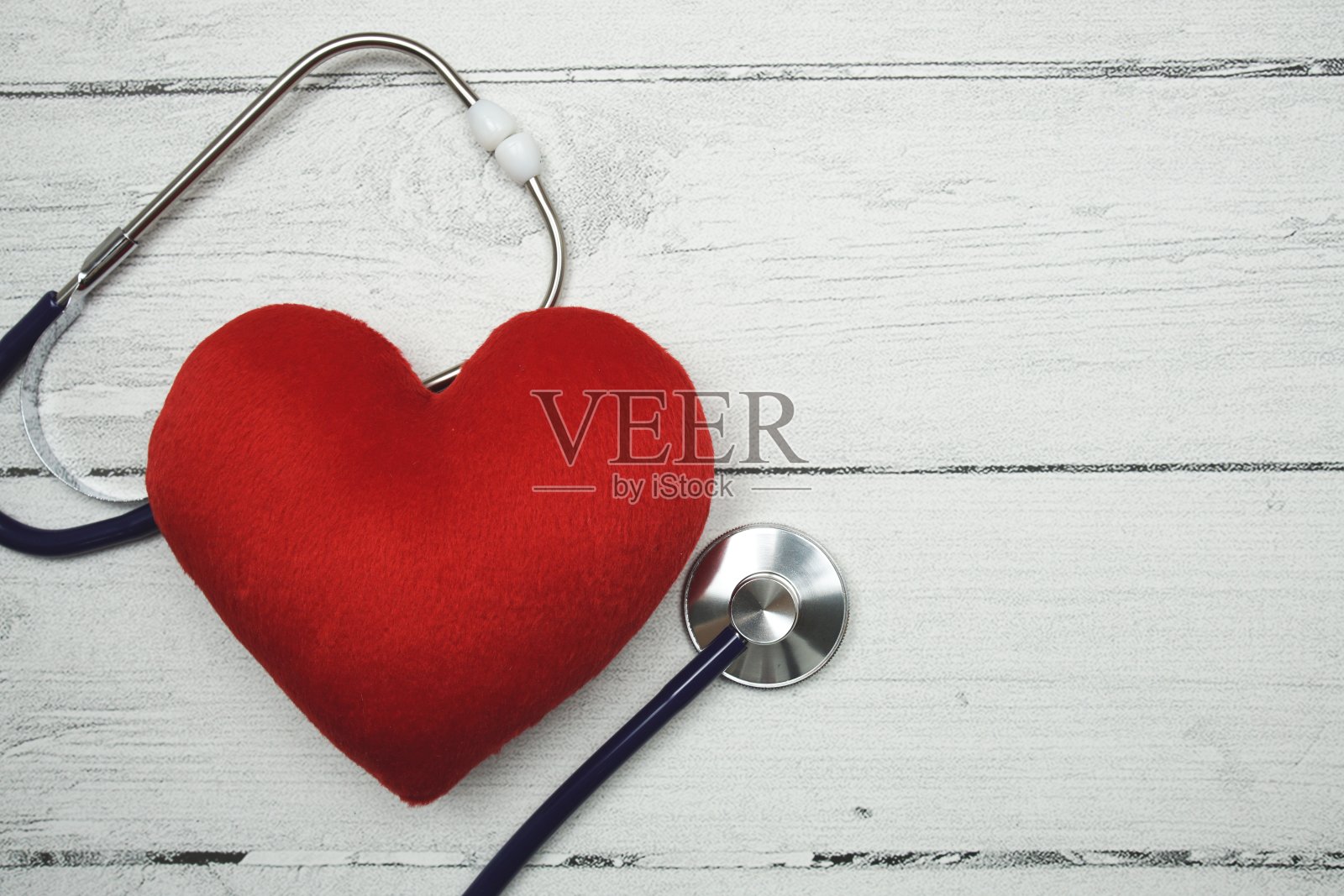 心脏和听诊器与空间副本在木制背景照片摄影图片
