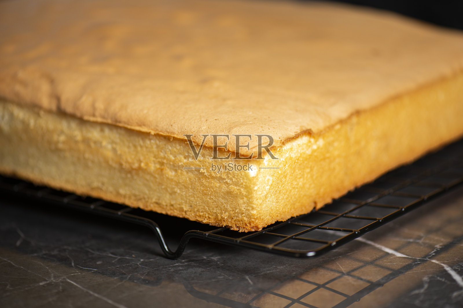 四分之一大小的无装饰海绵蛋糕板照片摄影图片