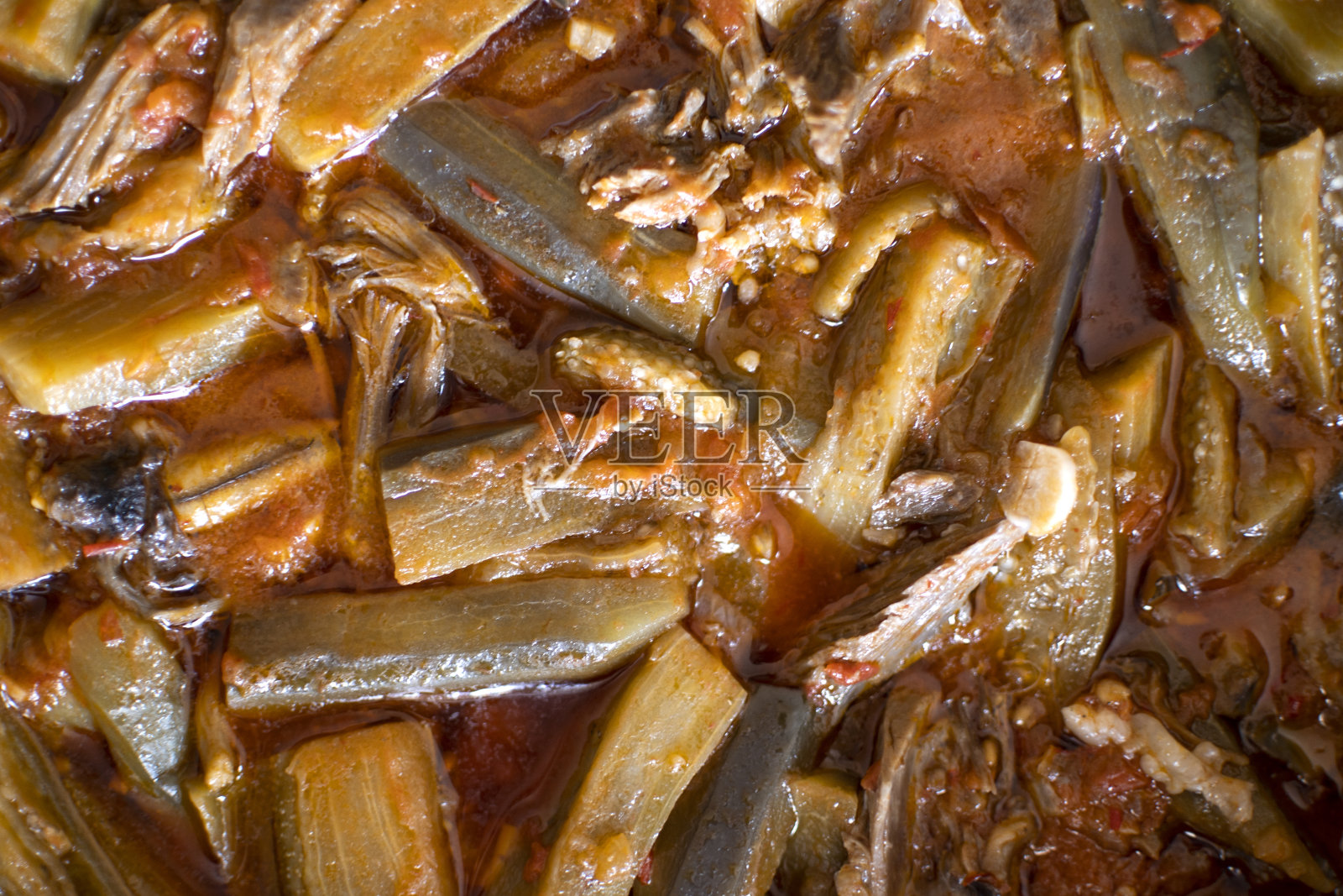 土耳其烤肉配茄子的俯视图，传统上是在锅里吃的(土耳其名字;etli patlican)照片摄影图片