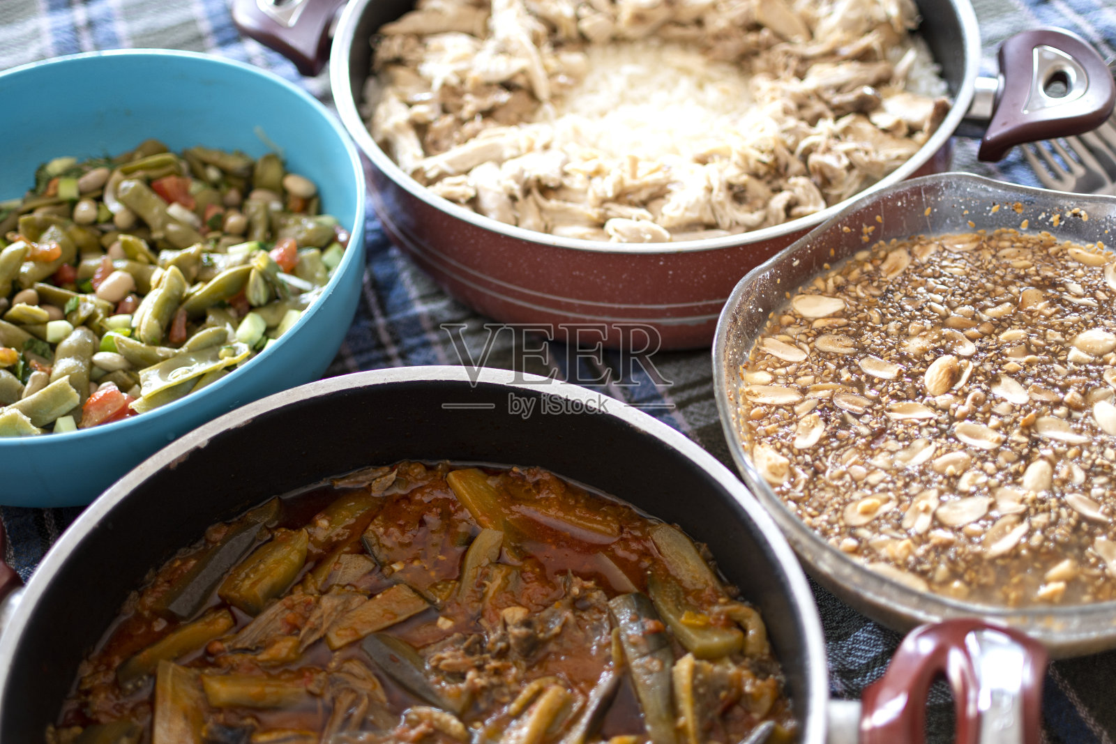 传统的土耳其食物;鸡肉饭，肉茄子，橄榄油鲜豆和阿舒拉甜点照片摄影图片