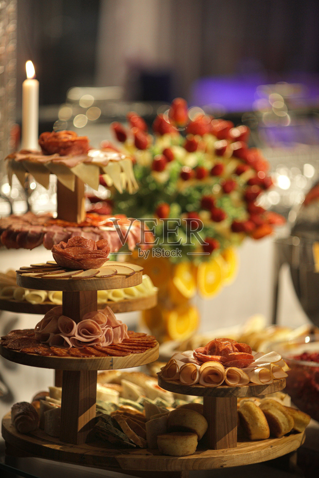 婚礼自助餐上有各种各样不同颜色的小吃照片摄影图片