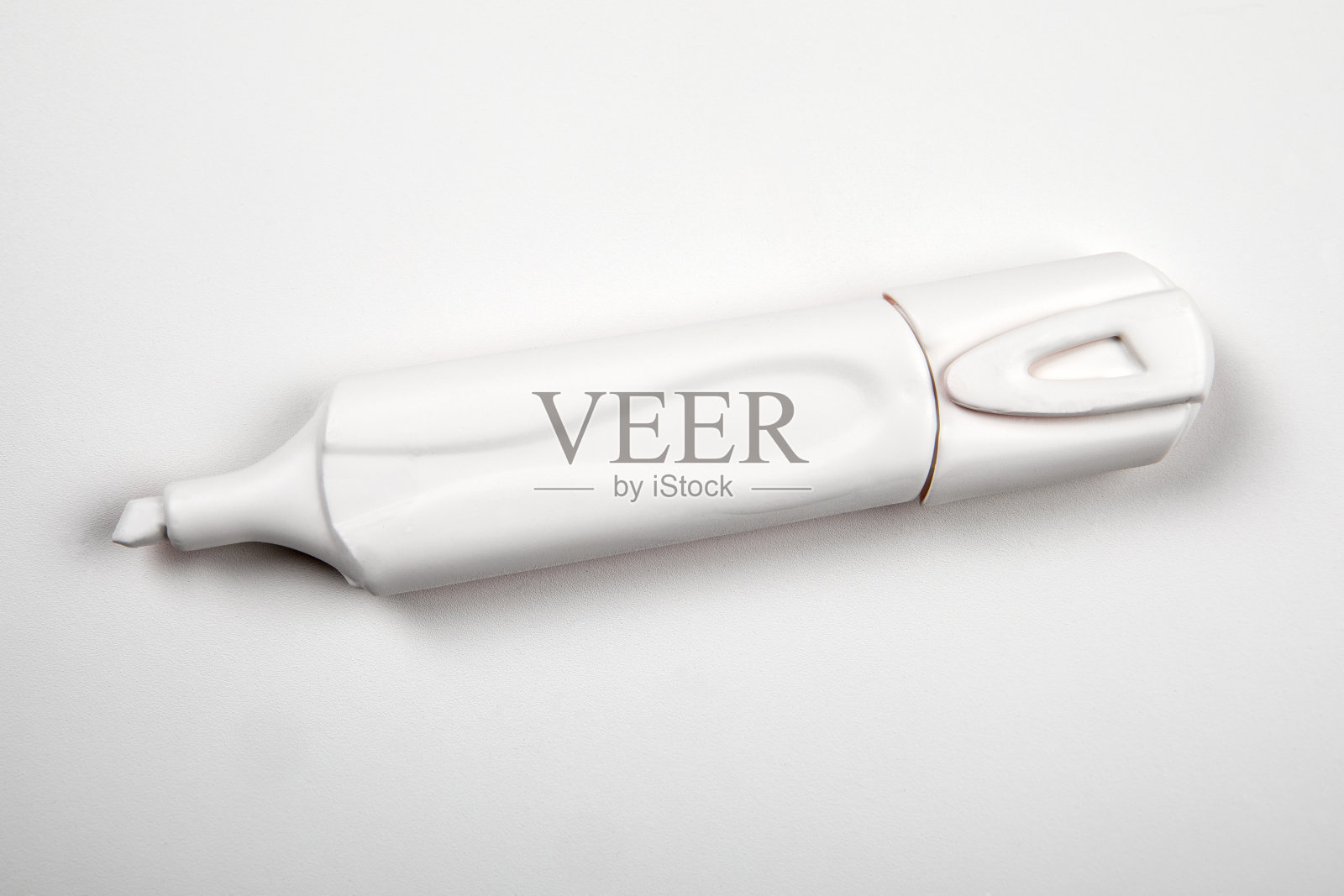 白色背景上的白色记号笔。文具照片摄影图片