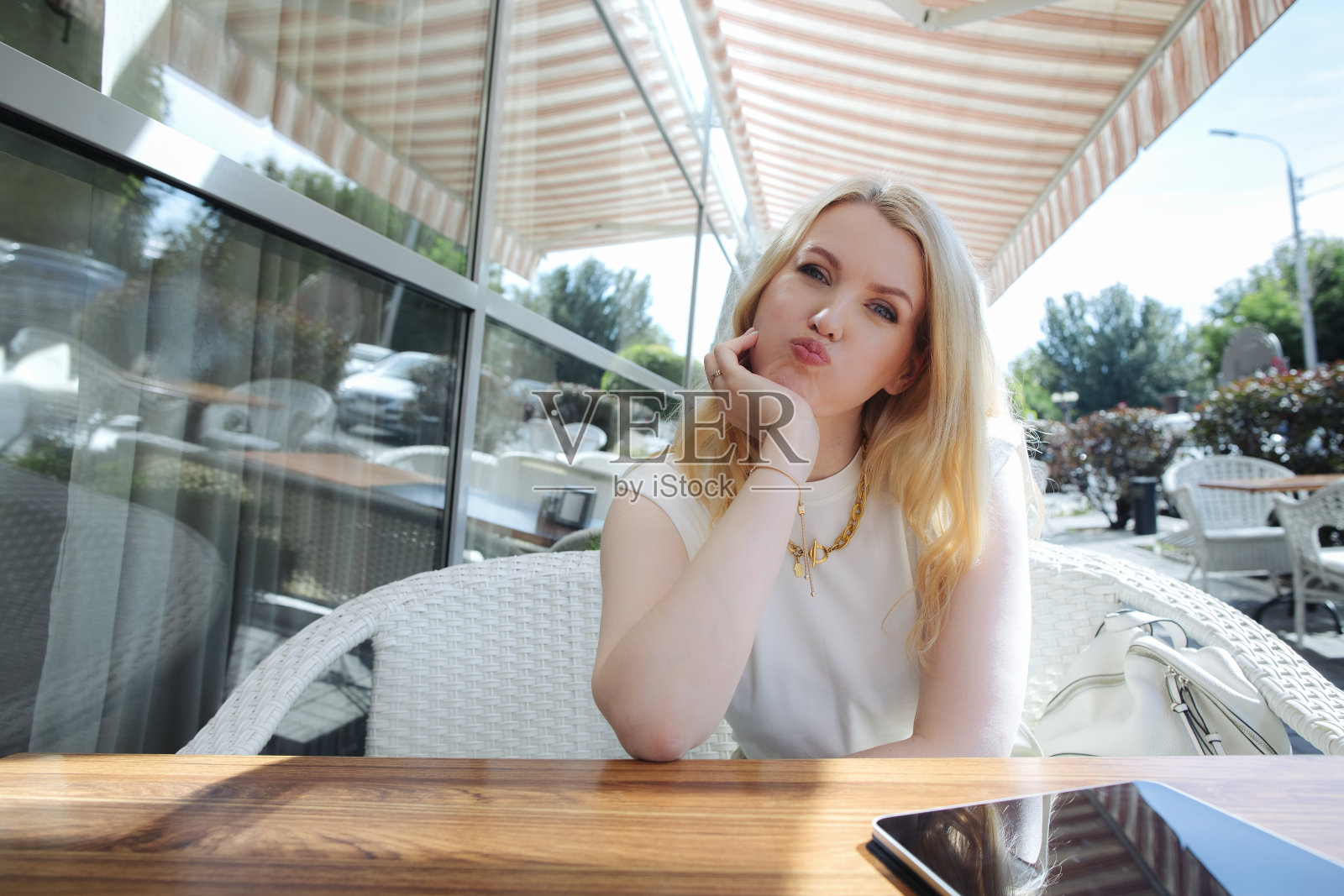 美丽有趣的金发女郎在餐厅体验情感，商业理念，情感照片摄影图片