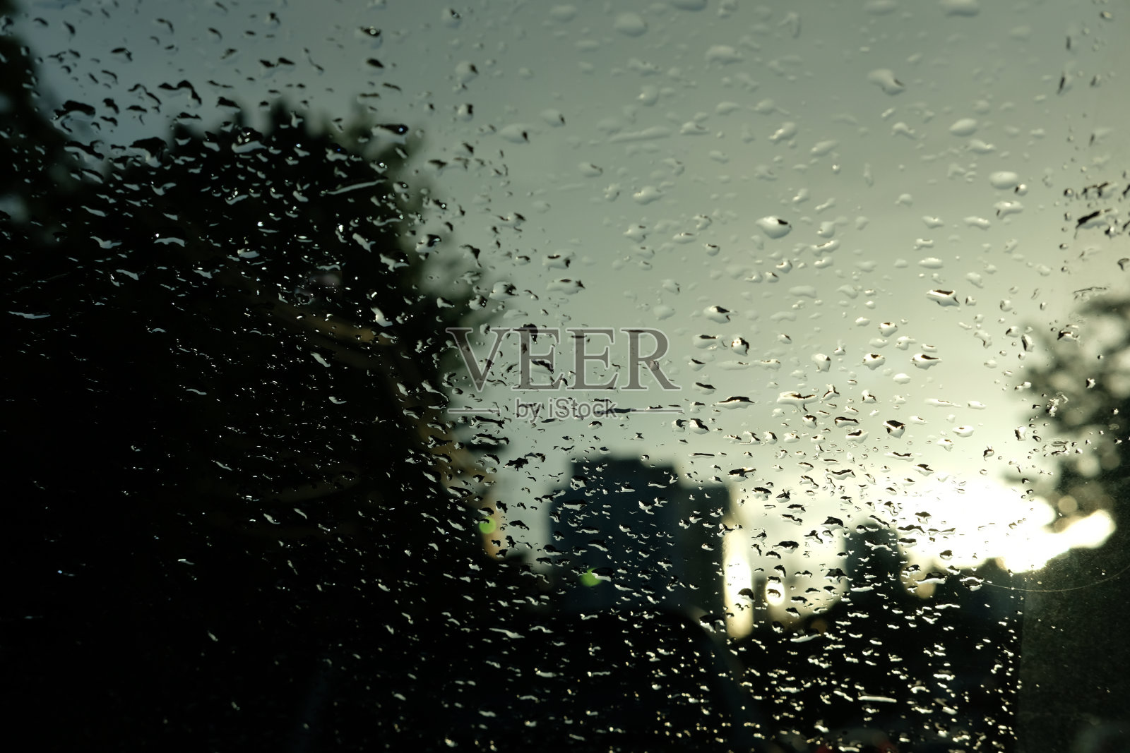 水滴在镜子上照片摄影图片