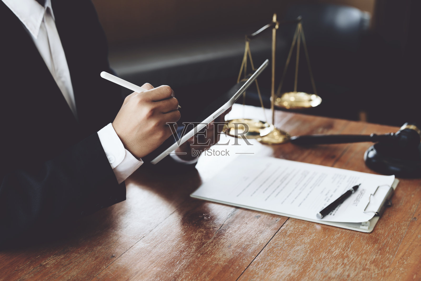 律师们在开庭前研究案例照片摄影图片