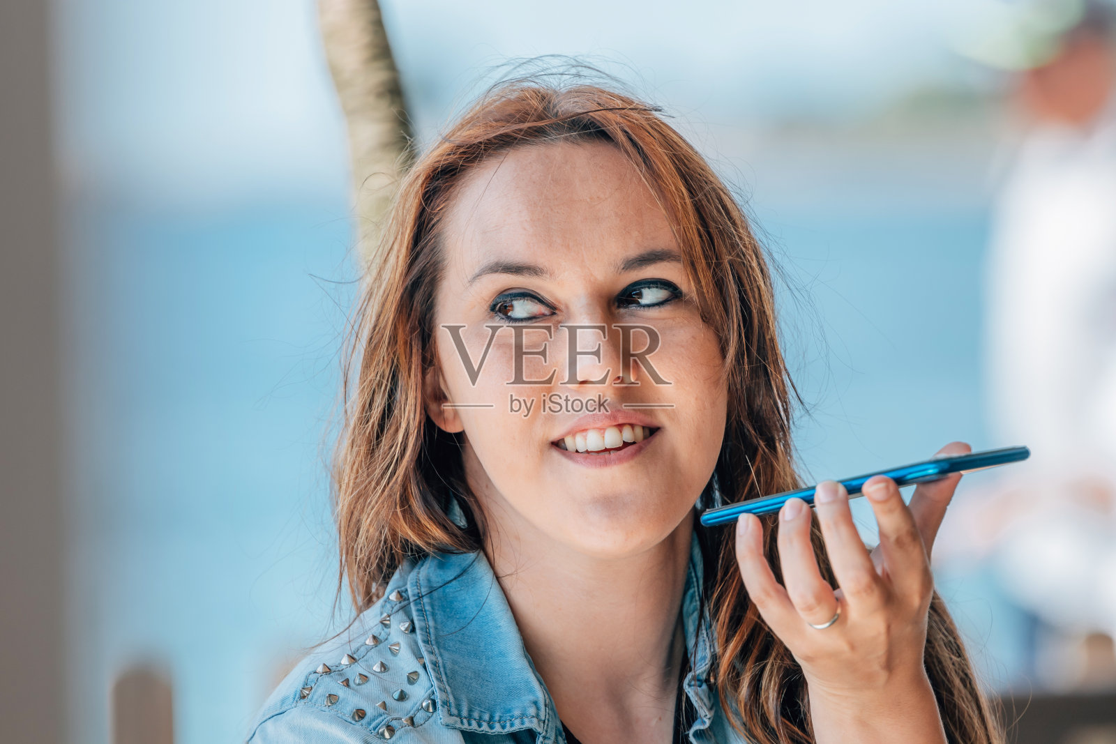 女人用手机发送语音信息照片摄影图片