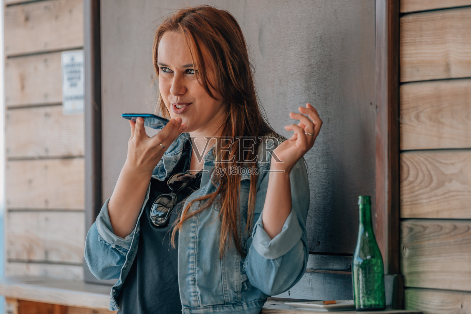 女人用手机发送语音信息照片摄影图片