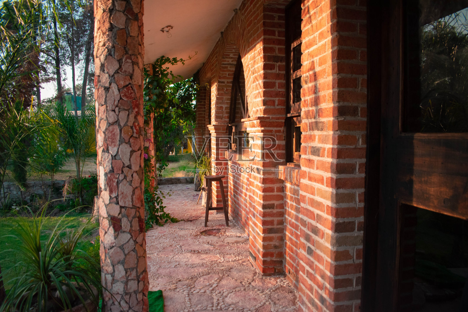 乡村住宅或乡村住宅的走廊照片摄影图片