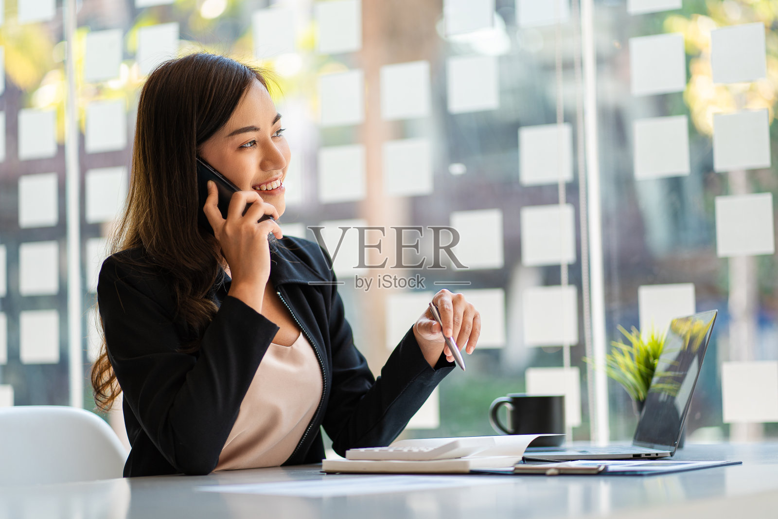 亚洲商业女性在金融工作与笔记本电脑和智能手机，会计概念。照片摄影图片