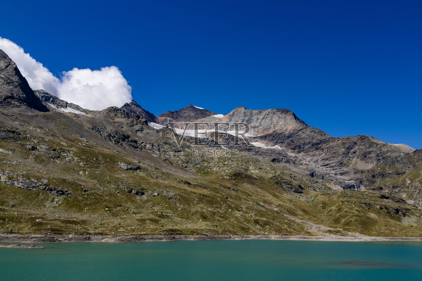 瑞士波恰沃湖，群山环绕照片摄影图片