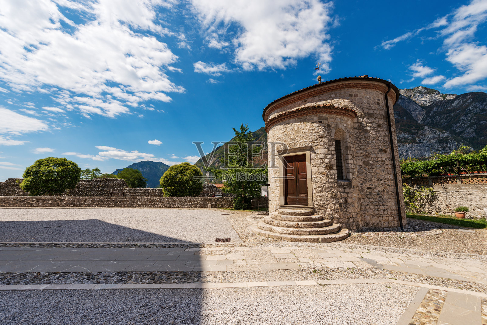意大利，威尼斯朱利亚的弗留利，圣米歇尔的Venzone洗礼堂或礼拜堂。照片摄影图片