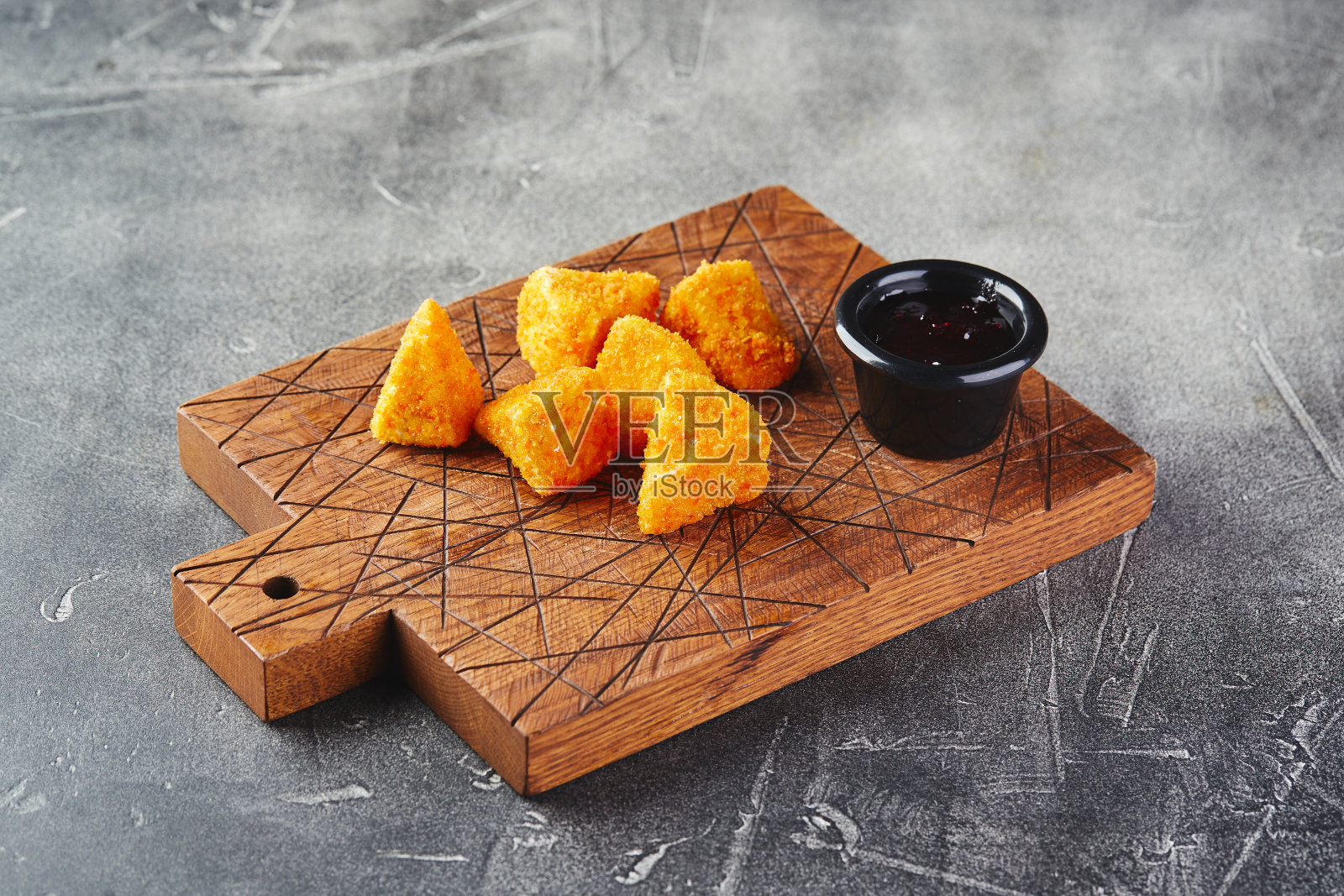 油炸面包芝士配蔓越莓酱放在木板上照片摄影图片