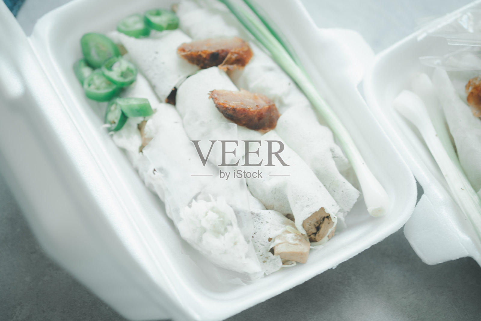 泰国新鲜春卷内塞新鲜蔬菜，配上特制的肉汁食用照片摄影图片