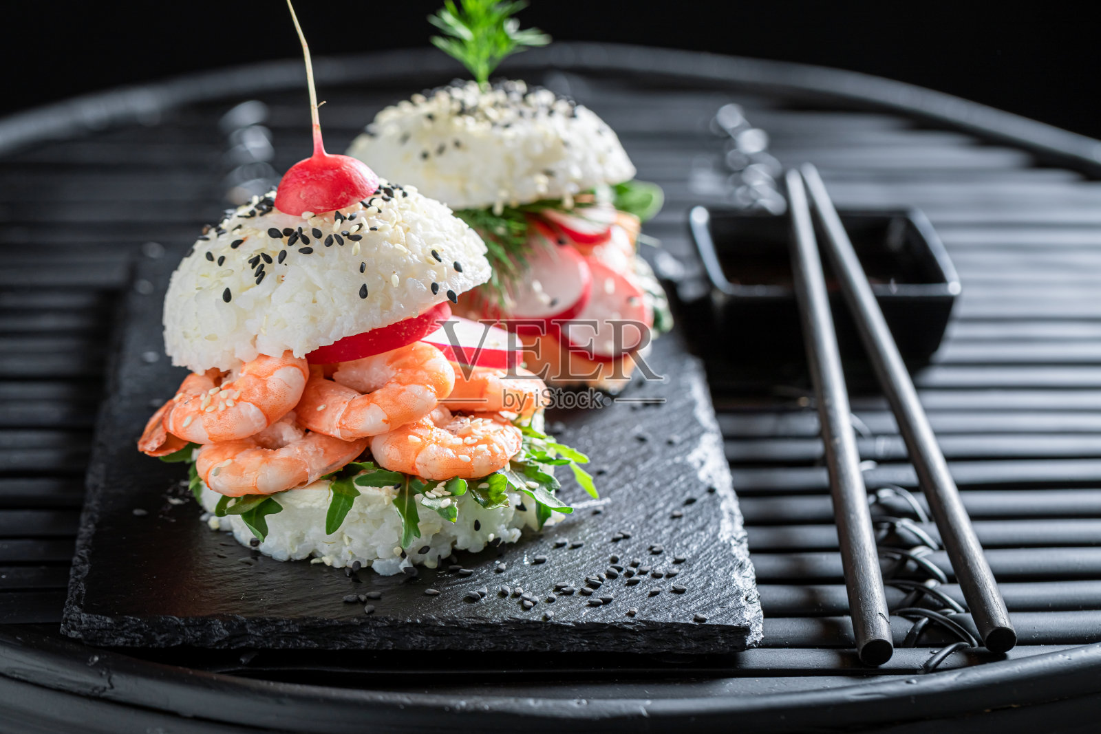 健康寿司汉堡配虾和鱼作为日本开胃菜。照片摄影图片