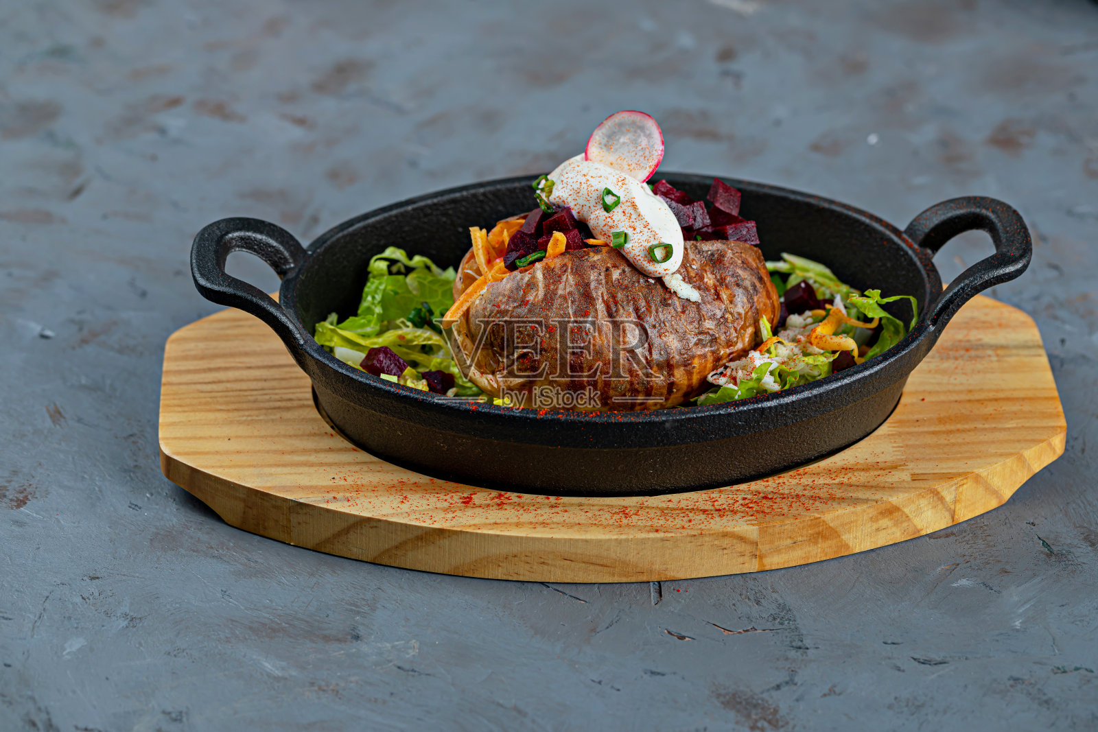 土耳其烤土豆：配芝士、肉、香肠、番茄酱和蛋黄酱照片摄影图片