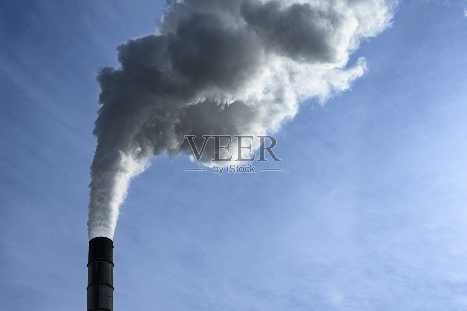 蒸汽从加利福尼亚中部工厂的烟囱中出来照片摄影图片