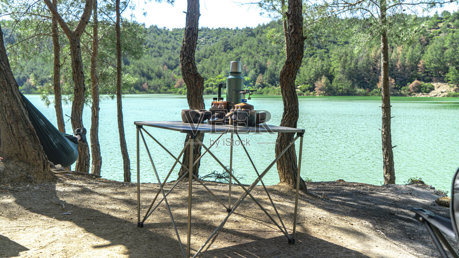 在湖边摆桌子，露营照片摄影图片