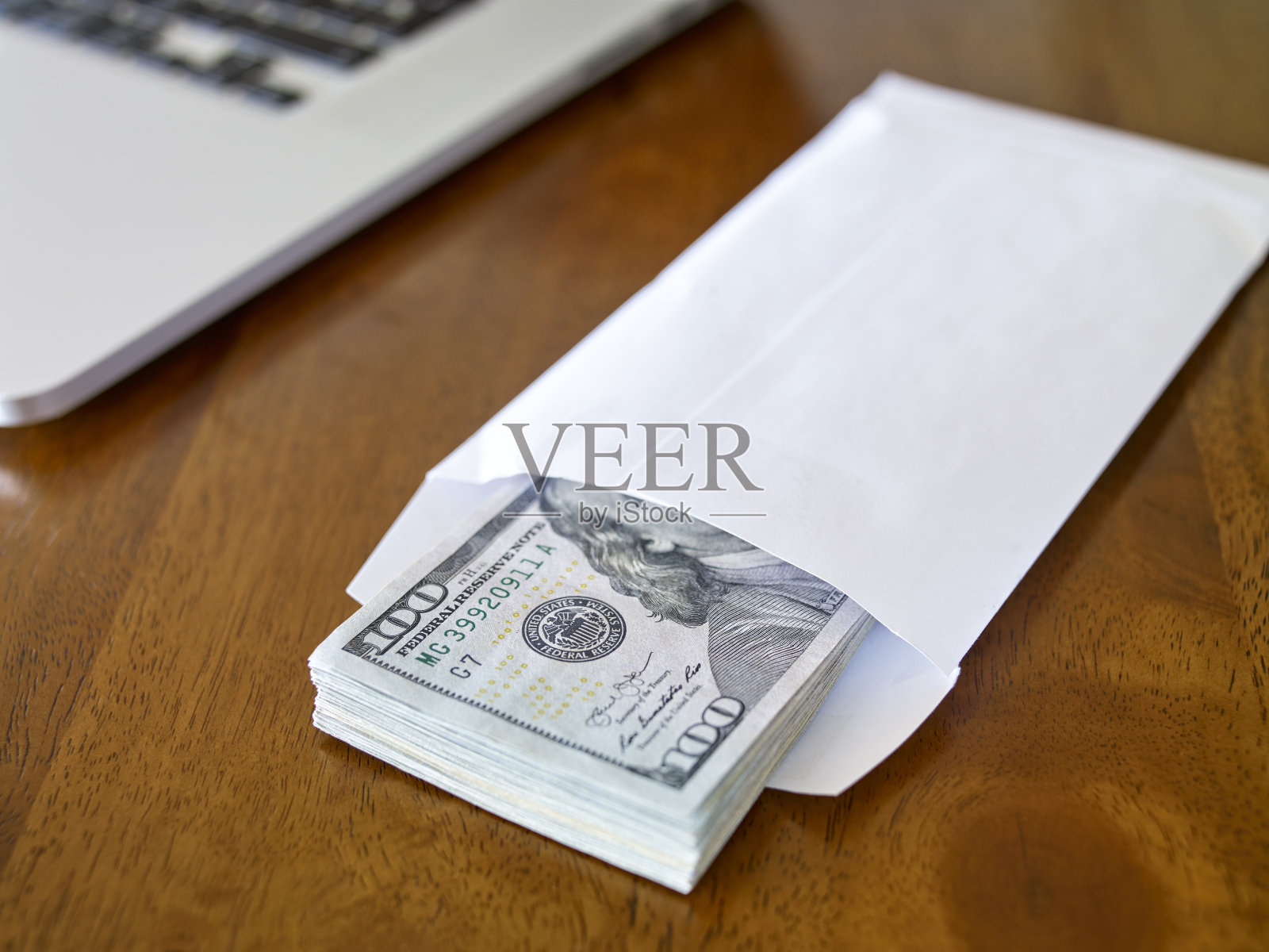 装在信封里的一堆美元照片摄影图片