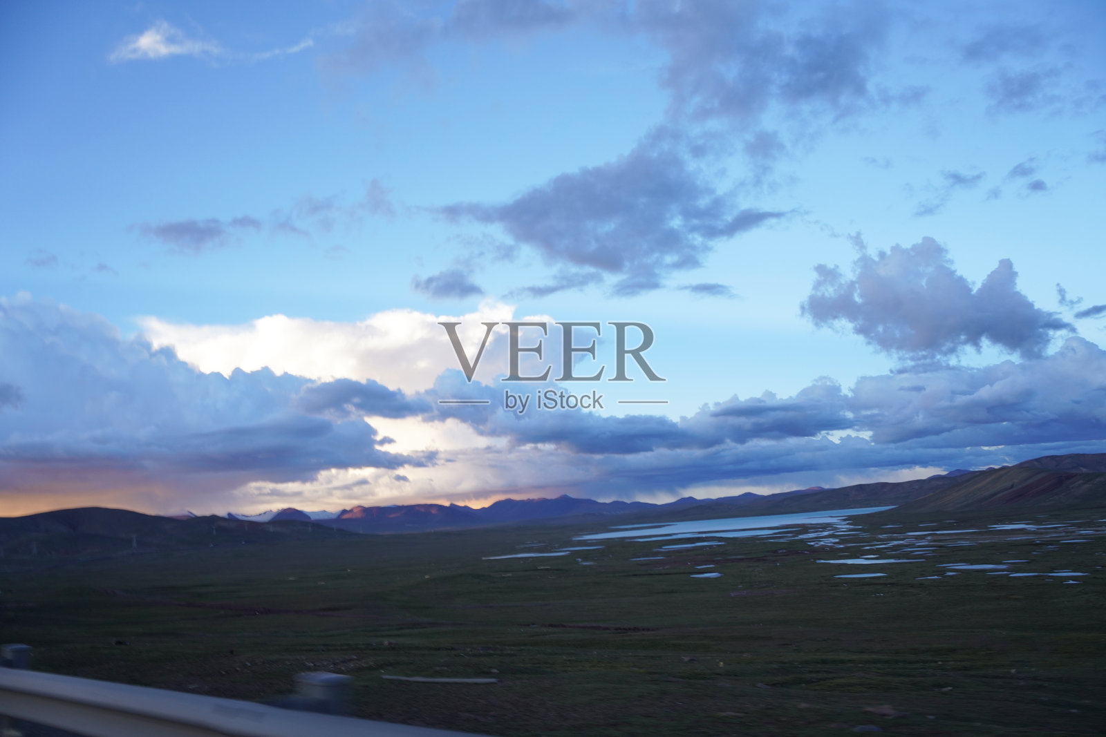 中国西藏的湖泊和山脉照片摄影图片