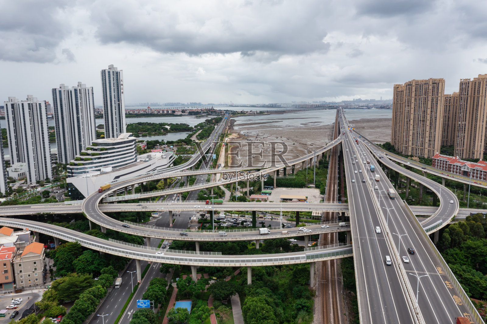 十字路口天桥照片摄影图片