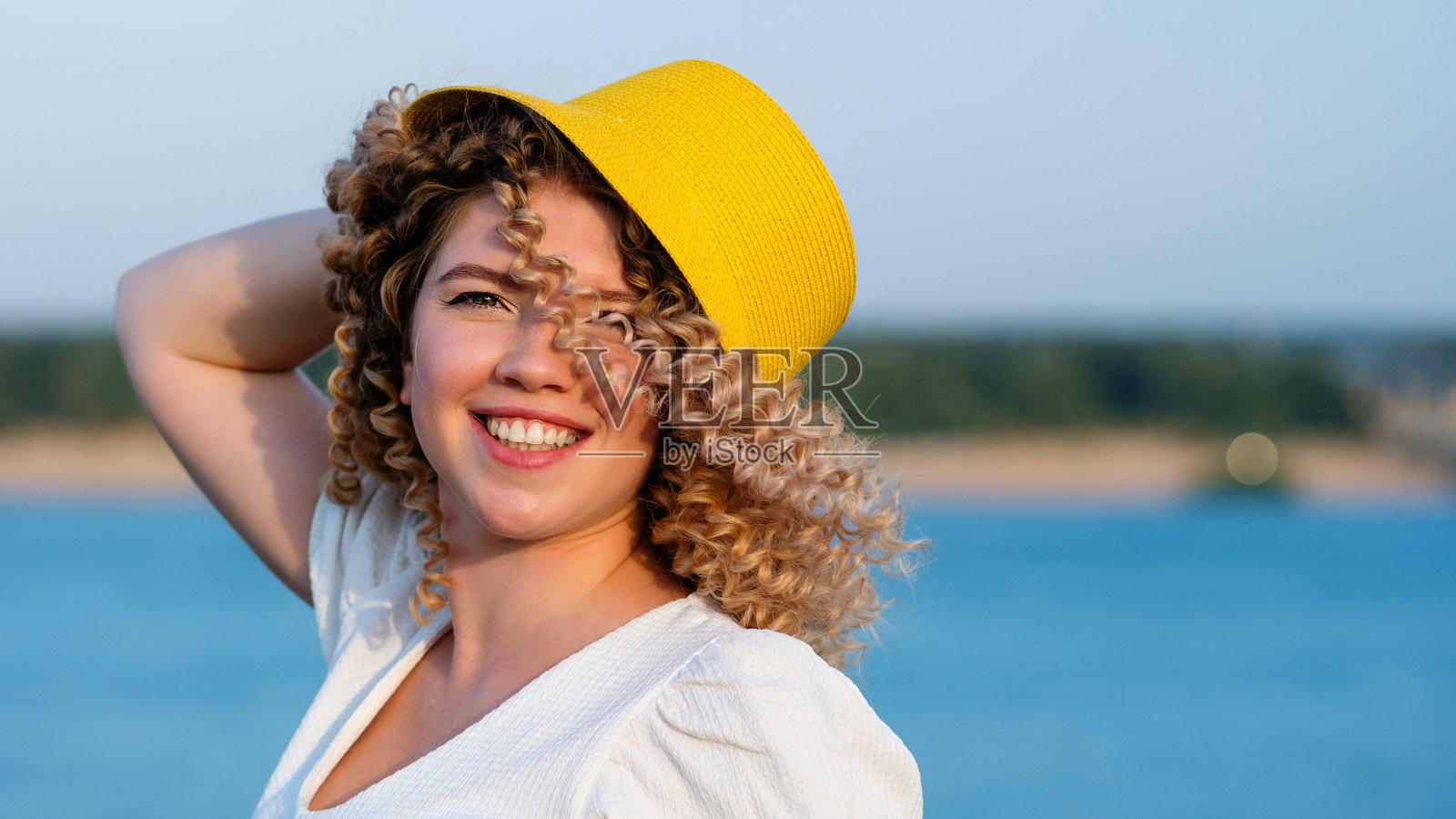 户外肖像卷毛女孩照片摄影图片