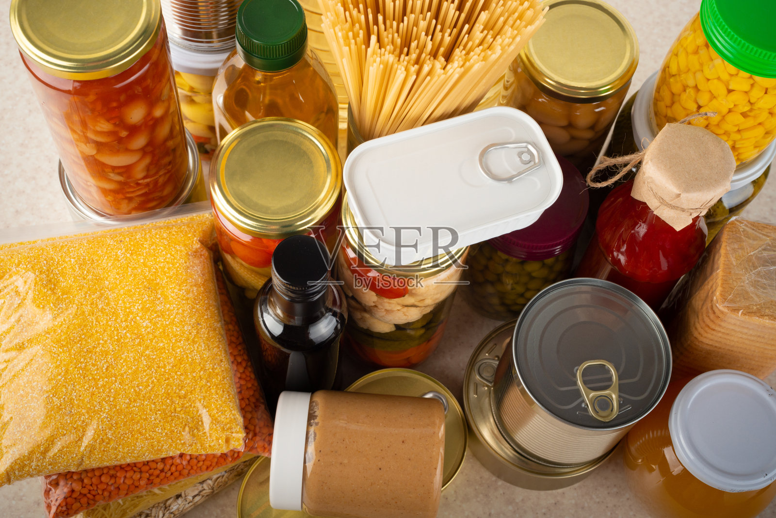 应急生存食物摆放在白色厨房餐桌上，高角度观景照片摄影图片