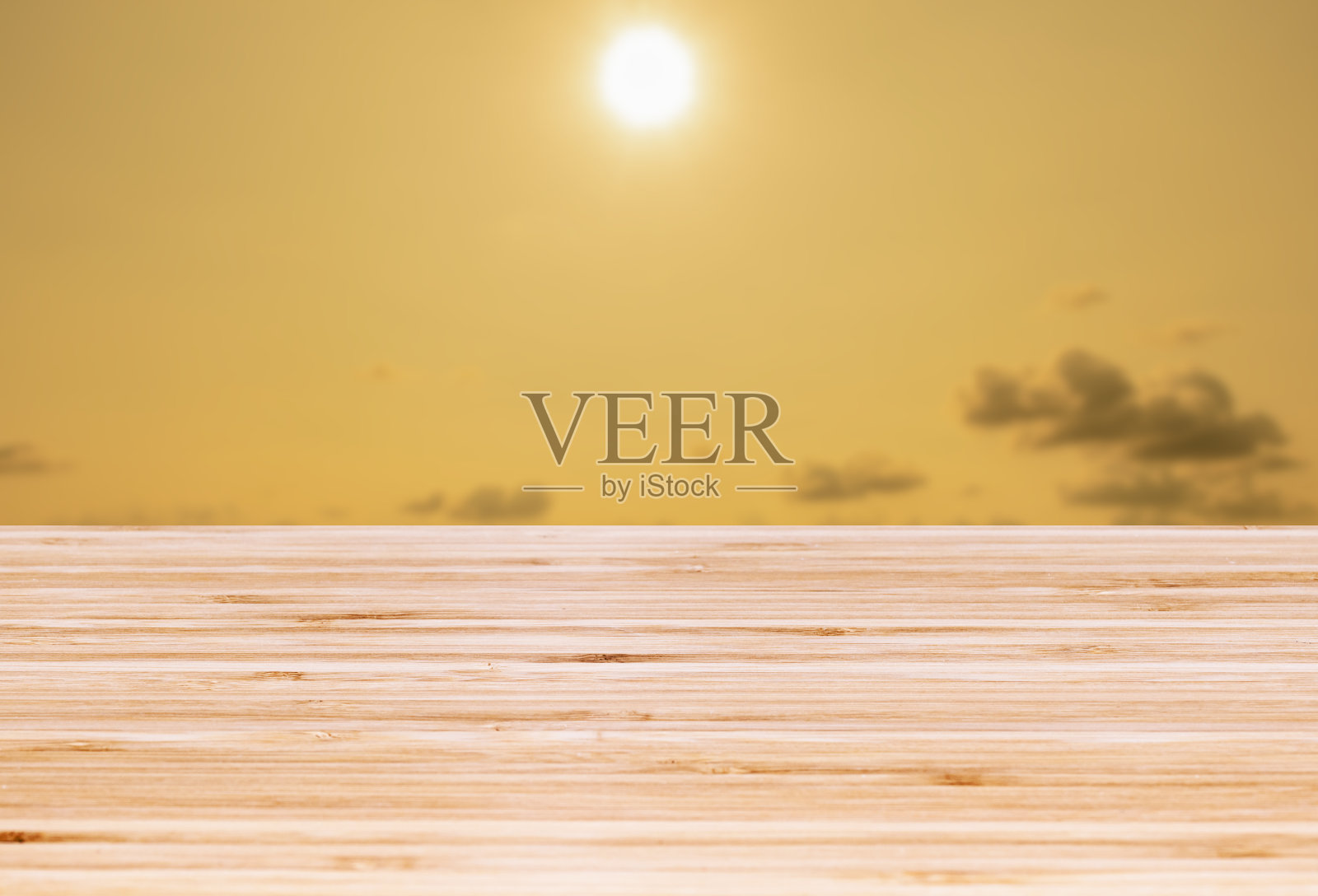 模板空顶表视图与日落时间和黄色天空模糊效果背景照片摄影图片