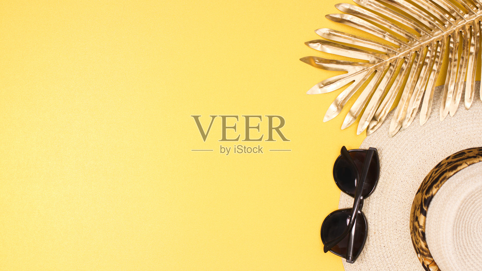 夏天金色的背景与帽子，太阳镜和棕榈叶。平铺复制空间照片摄影图片