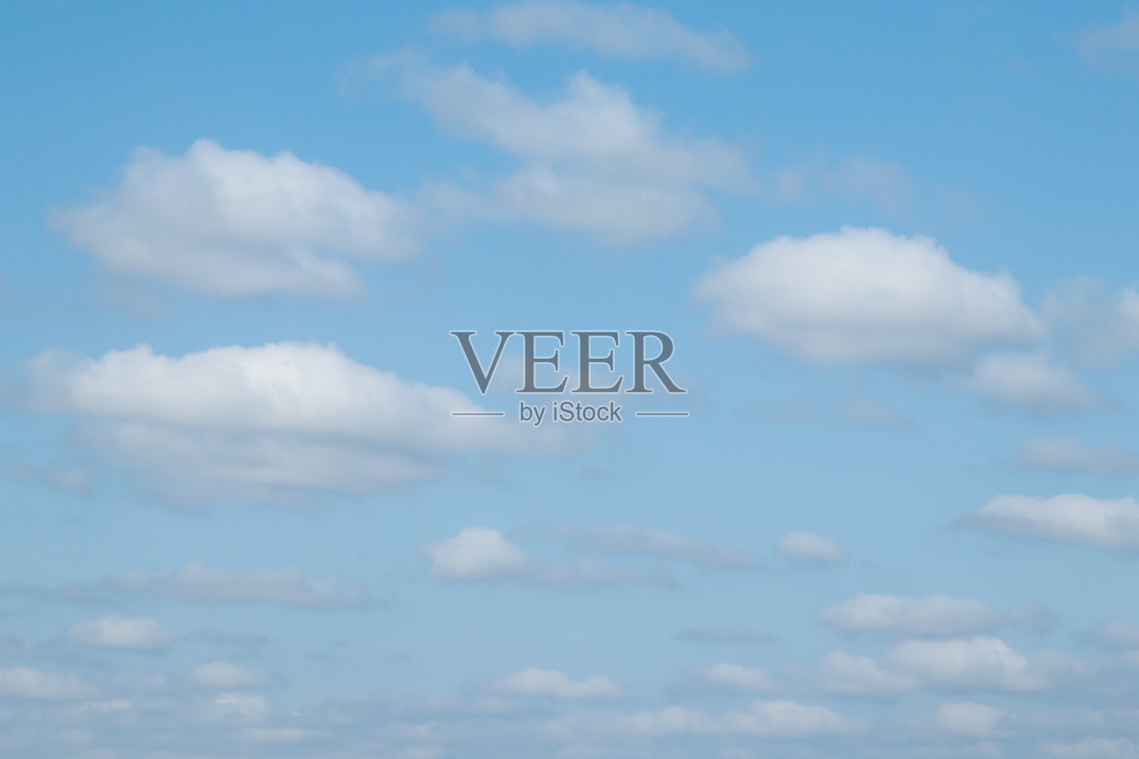 蓝色的天空背景和白色的云彩柔和的聚焦，柔和的天空。照片摄影图片