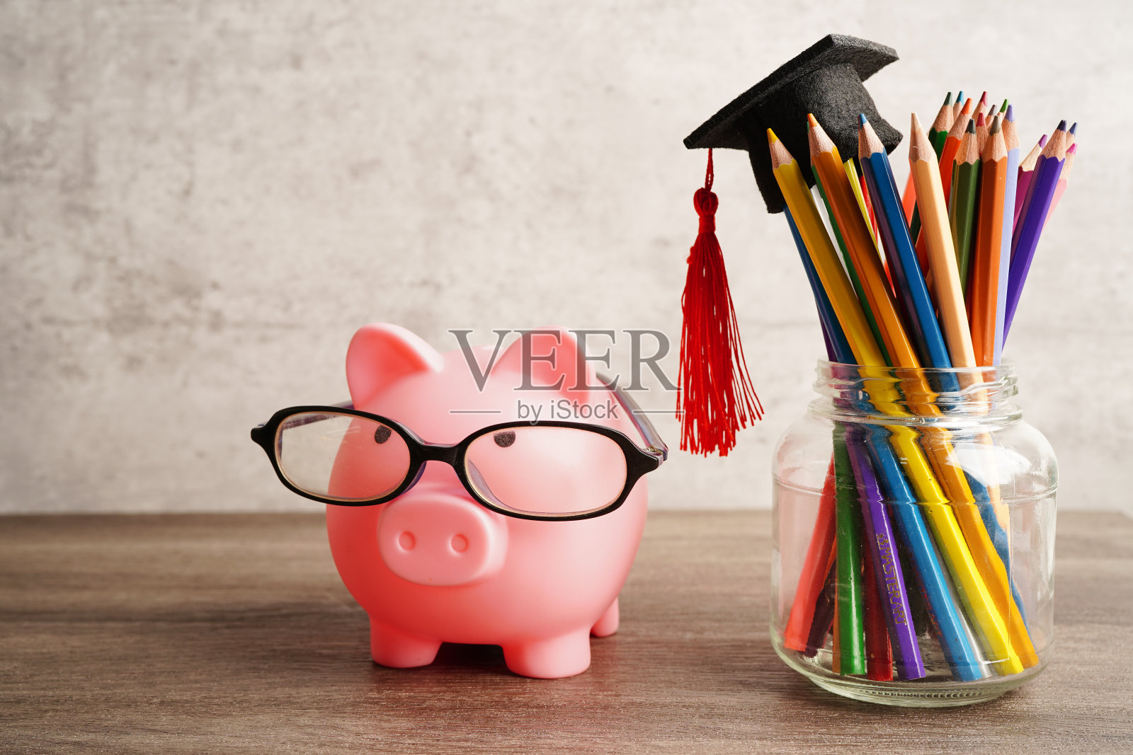 毕业帽用彩色铅笔，书上用拷贝空间，学习大学教育理念。照片摄影图片