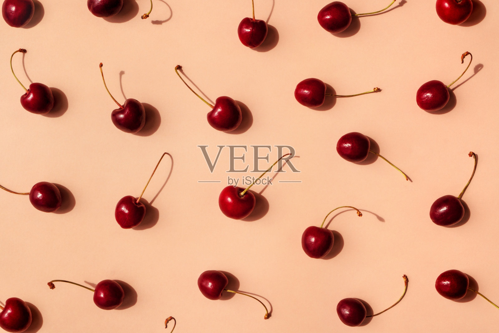 新鲜的樱桃图案布局分散在时髦的米色背景。夏天,清新、维生素照片摄影图片