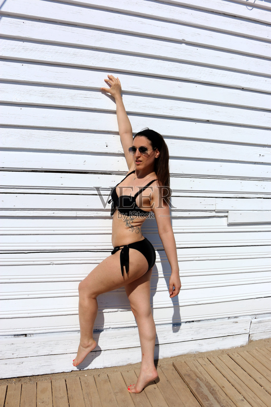 女孩在阳光下摆姿势照片摄影图片