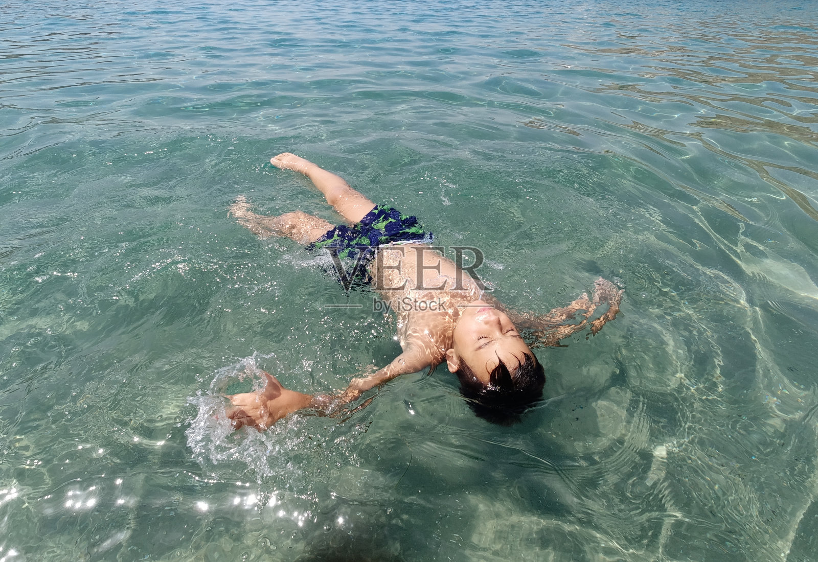 小男孩在希腊的基克拉迪斯岛上享受夏天照片摄影图片