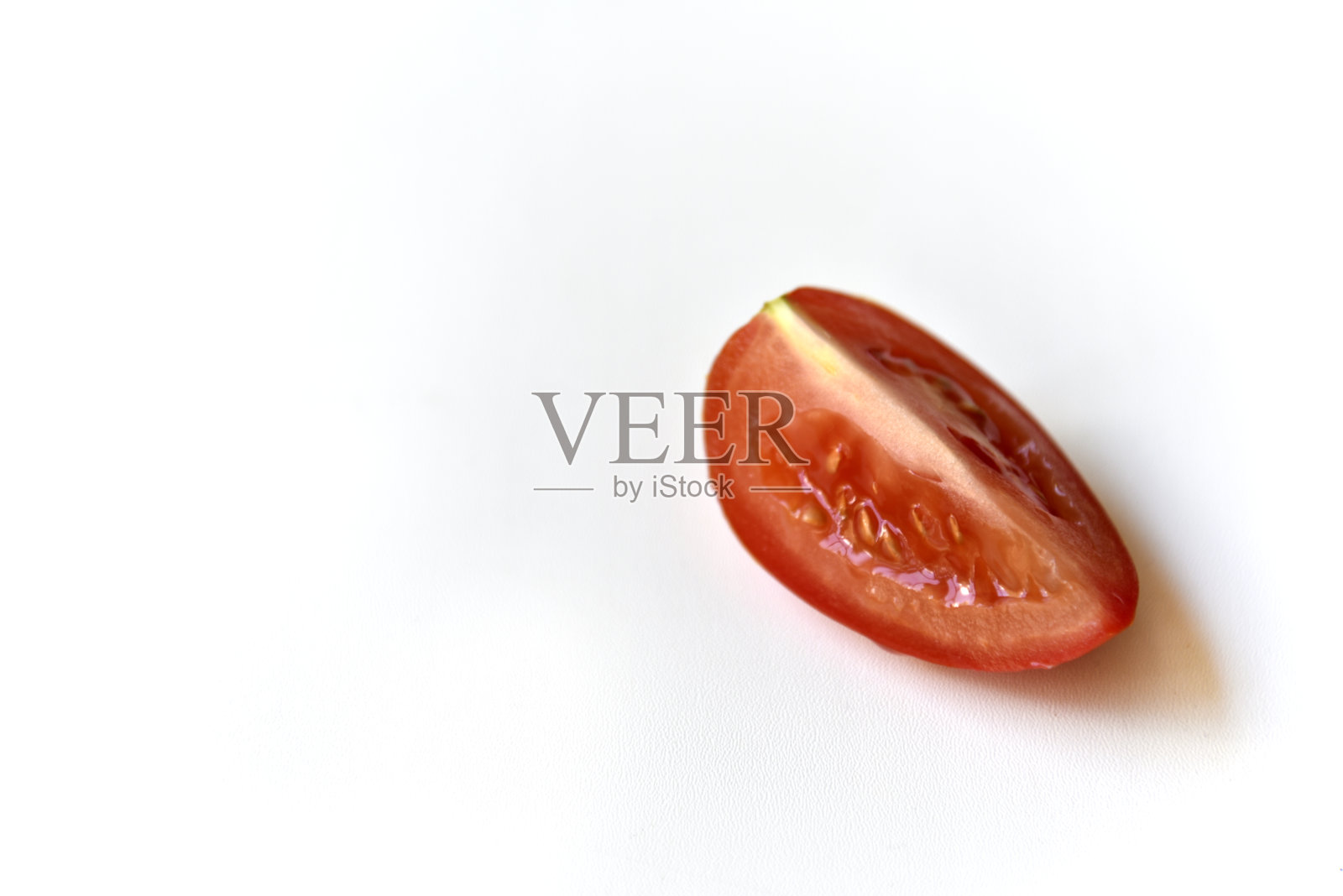 白底红番茄切片照片摄影图片