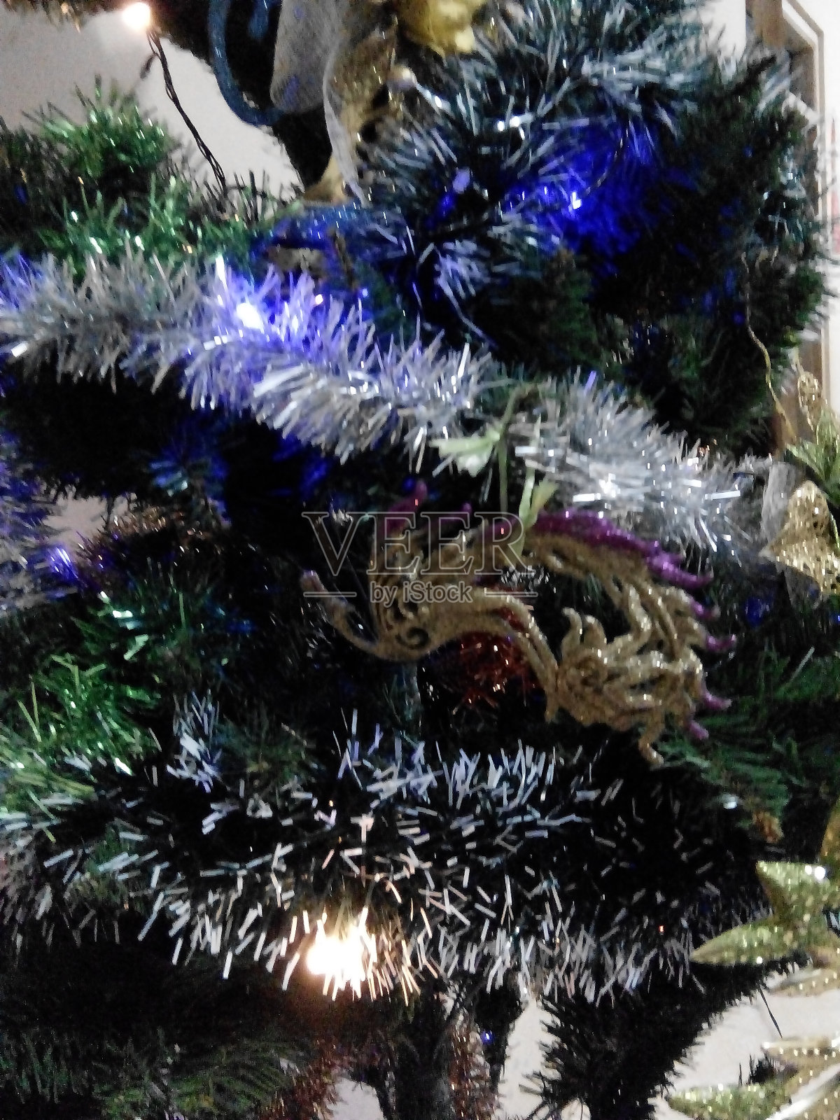 圣诞树背景与闪烁的灯照片摄影图片