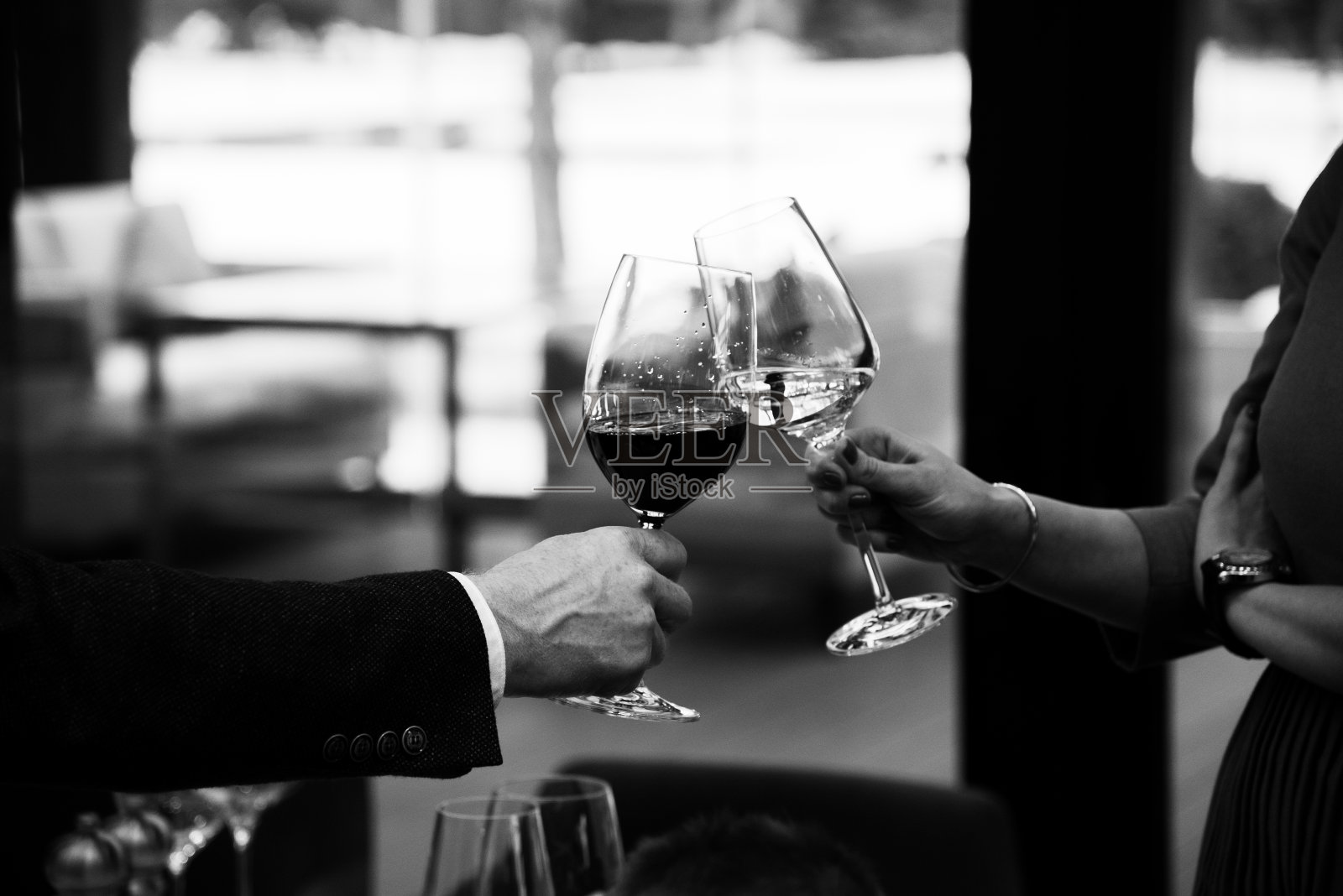 手拿酒杯的男人和女人，黑白照片照片摄影图片