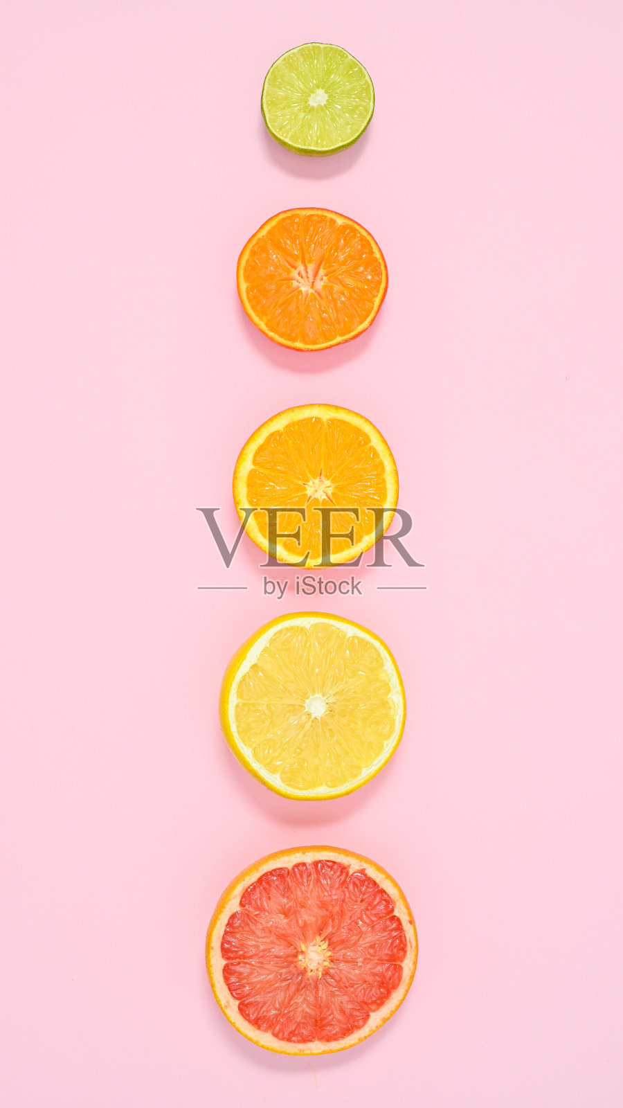 创意夏季水果粉彩的背景与切片柑橘。平把概念照片摄影图片