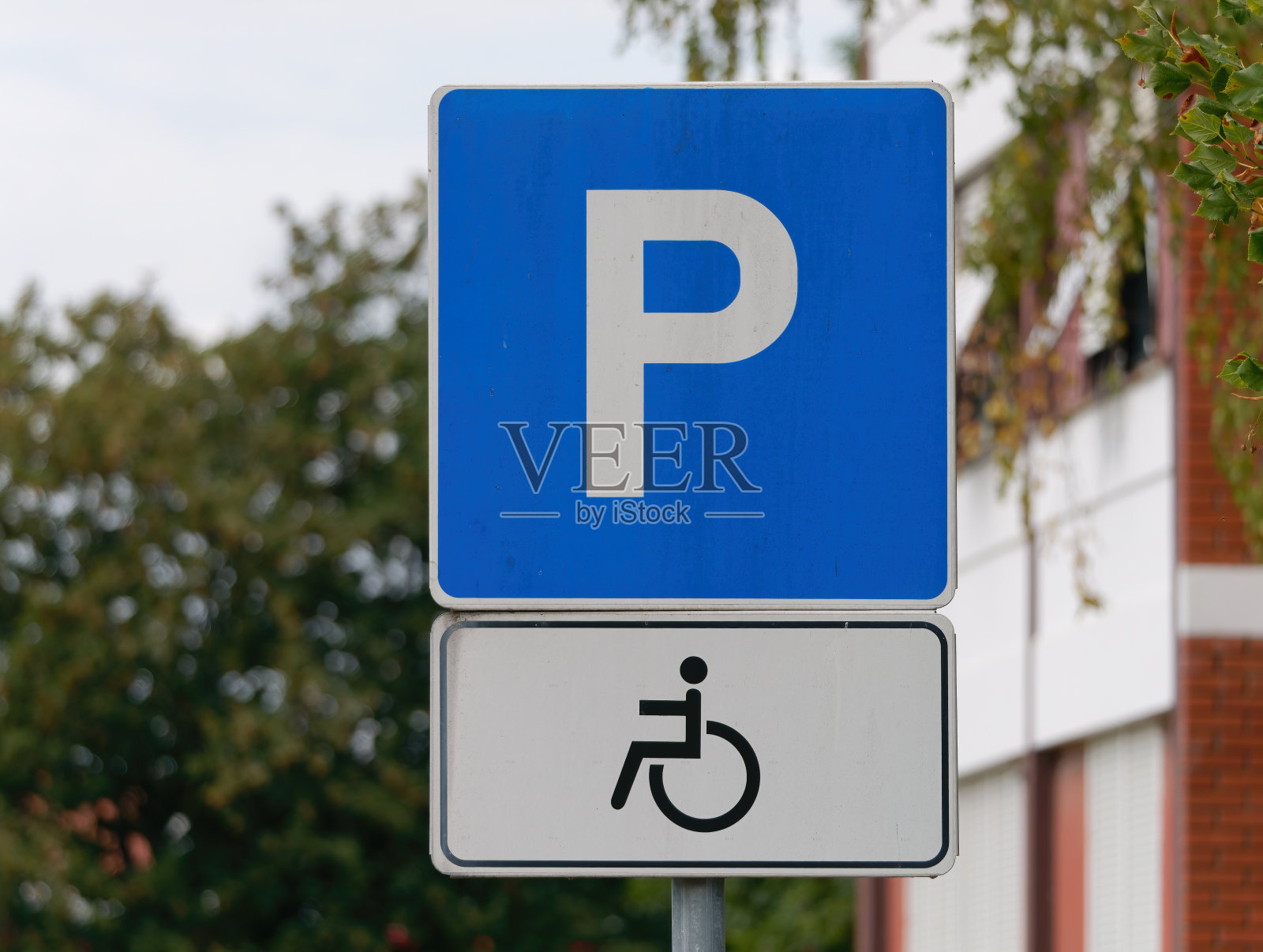 金属杆上的残疾人停车标志的特写镜头照片摄影图片