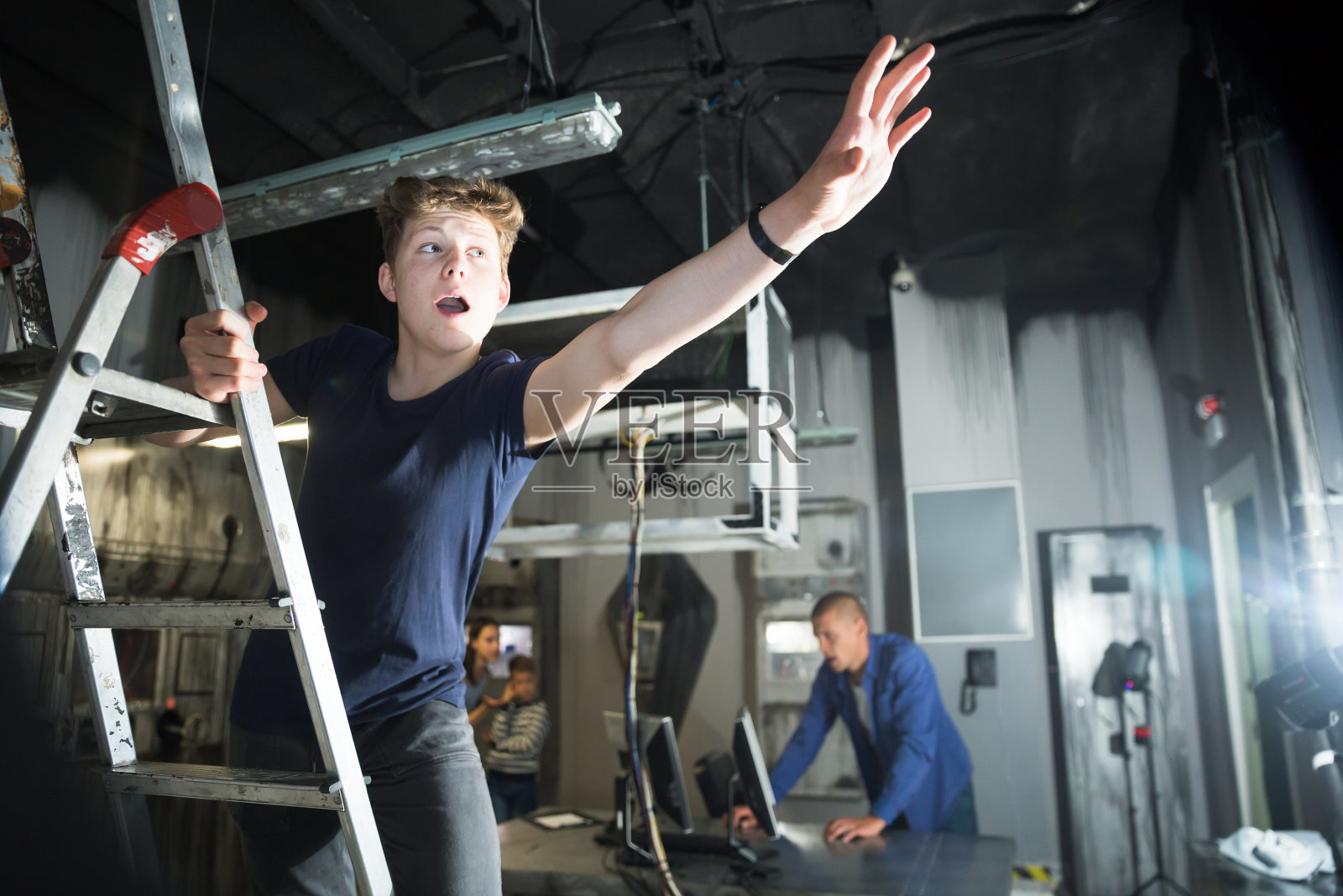 有兴趣的少年在任务室伸手拿东西照片摄影图片