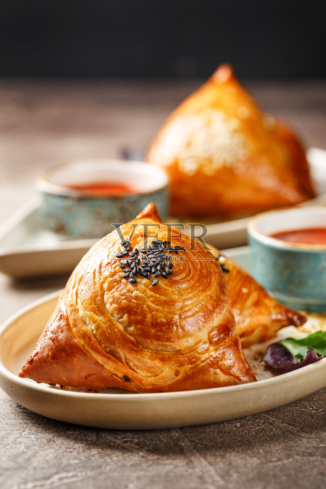 萨莫萨，萨莫萨肉馅派。乌兹别克国菜萨莫萨。中亚、南亚和东亚美食的概念照片摄影图片