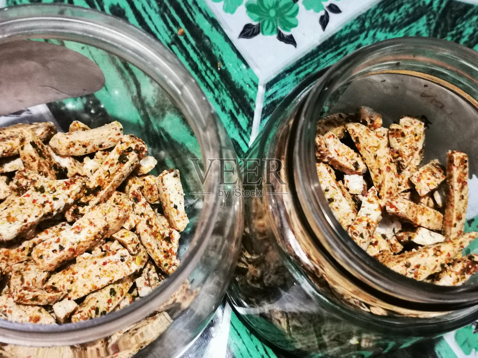 玻璃罐里的Basreng。照片摄影图片